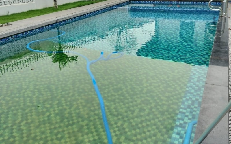 Vệ sinh hồ bơi định kỳ để đảm bảo an toàn cũng như mỹ quan Vệ sinh hồ bơi định kỳ để đảm bảo an toàn cũng như mỹ quan
