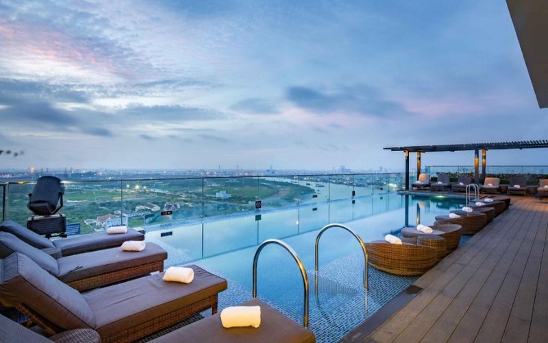 Hồ bơi ở Liberty Central Saigon Riverside Hotel Hồ bơi ở Liberty Central Saigon Riverside Hotel