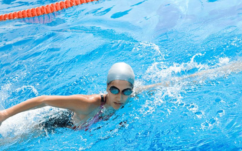 Chuẩn bị đầy đủ kính bơi và mũ bơi trước khi bơi ếchch 2 1 Chuẩn bị đầy đủ kính bơi và mũ bơi trước khi bơi ếch