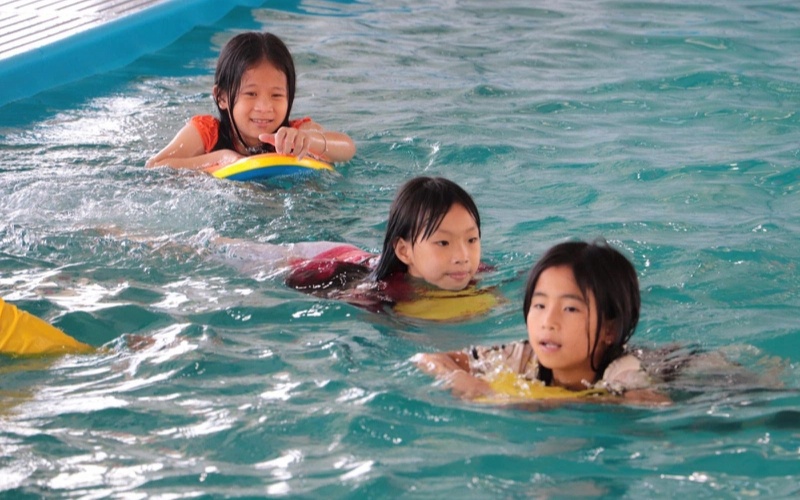 Việc cho trẻ em học bơi từ sớm là điều cần thiết Việc cho trẻ em học bơi từ sớm là điều cần thiết