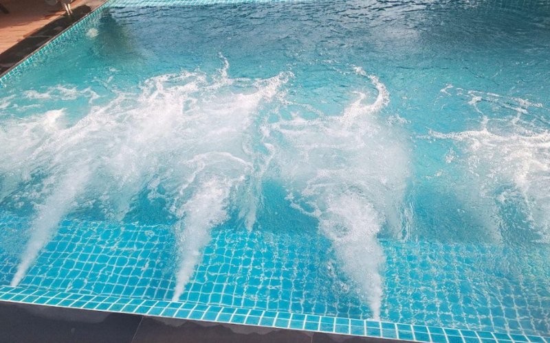 Thiết kế hồ bơi kết hợp bể sục jacuzzi Thiết kế hồ bơi kết hợp bể sục jacuzzi
