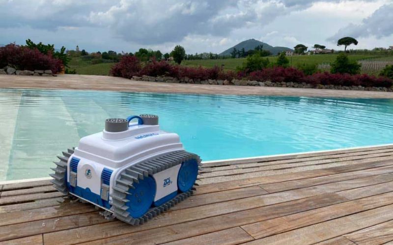 robot ve sinh be boi 2 Những ưu điểm nổi bật của việc sự dụng robot vệ sinh bể bơi