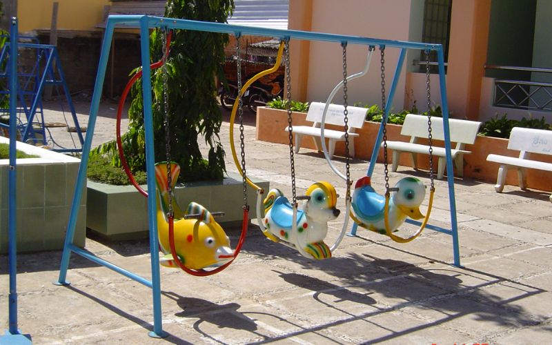 xich du ngoai troi 2 Lợi ích quan trọng của xích đu đối với sự phát triển của trẻ em