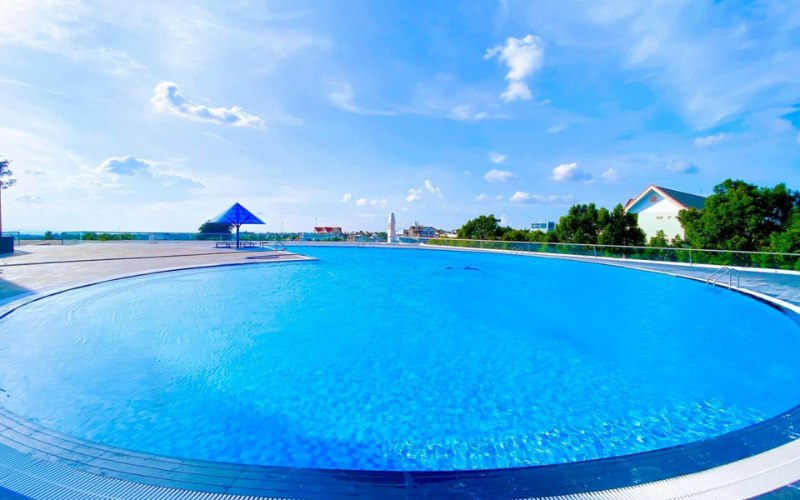 Mơ thấy hồ bơi đầy nước trong và sạch Mơ thấy hồ bơi đầy nước trong và sạch