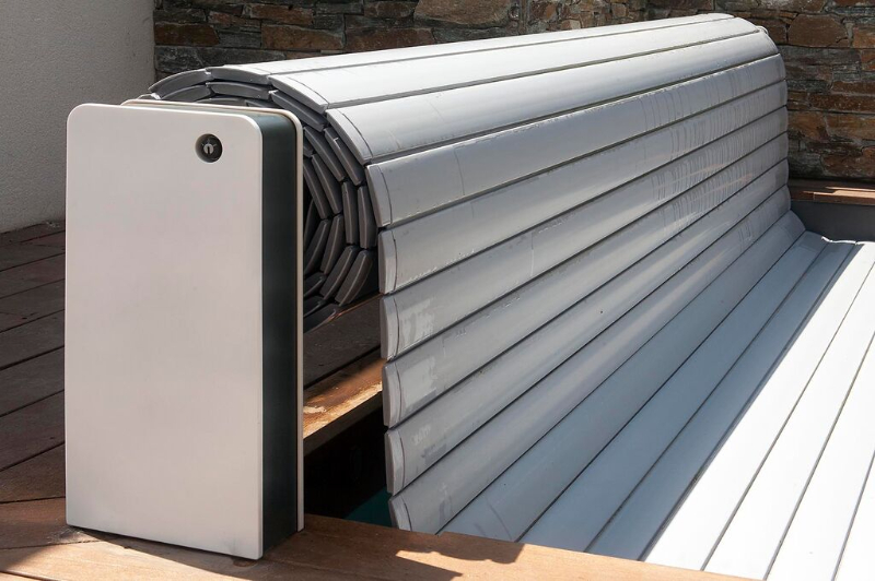Bạt che hồ bơi tự động AstralPool Model Sveltea nhập khẩu Tây Ban Nha