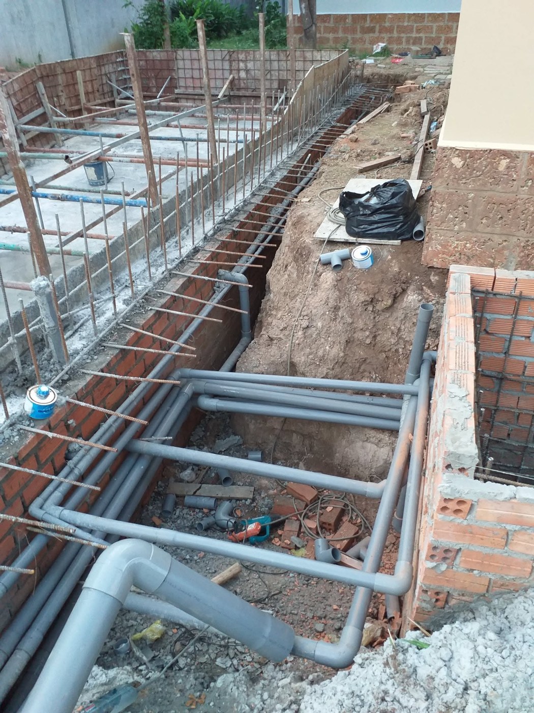Thiết bị vệ sinh bể bơi thông dụng