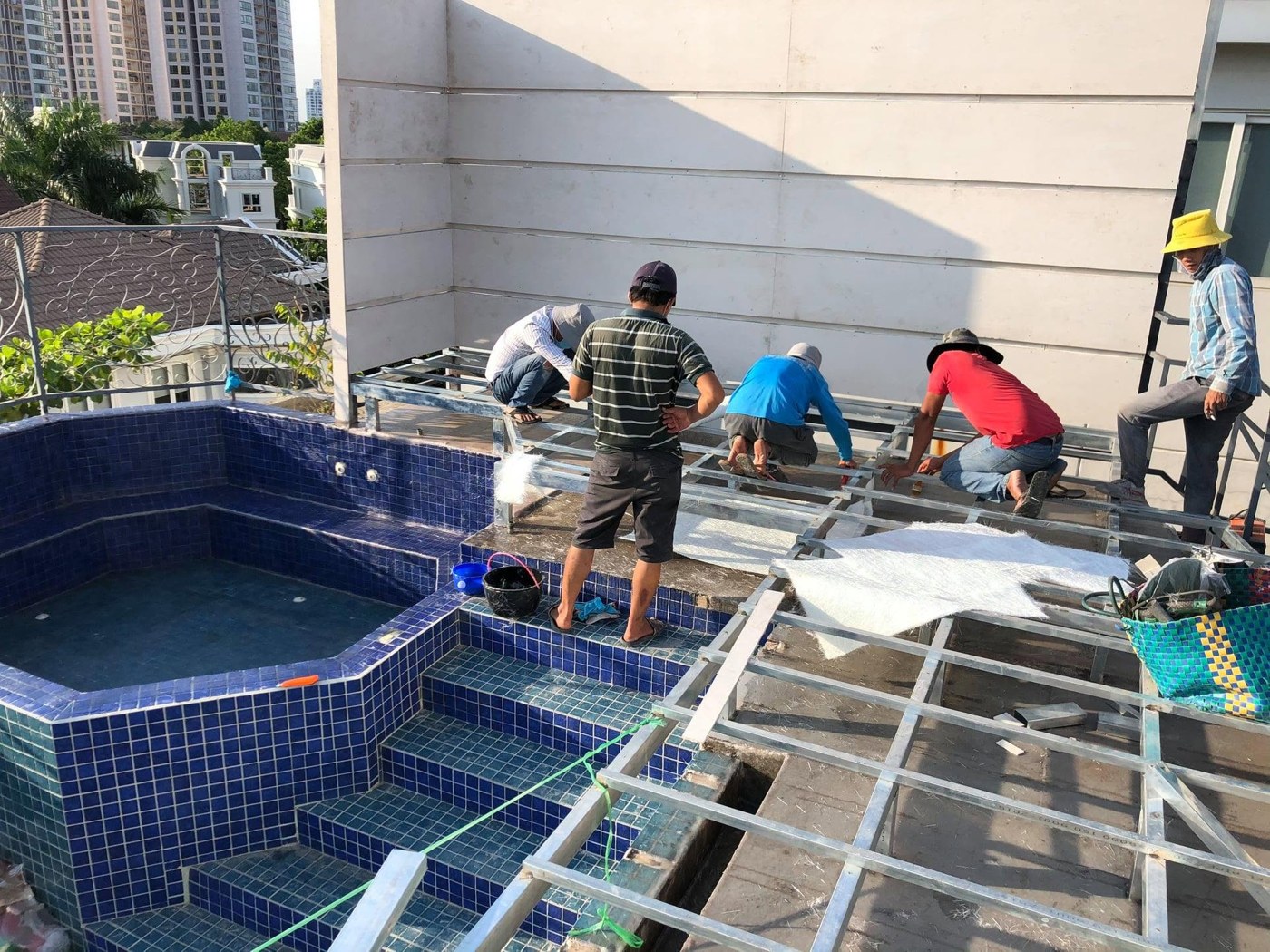 Gạch Waterline Hồ Bơi: Giải Pháp Chống Ố, Chống Bám Cặn Hiệu Quả